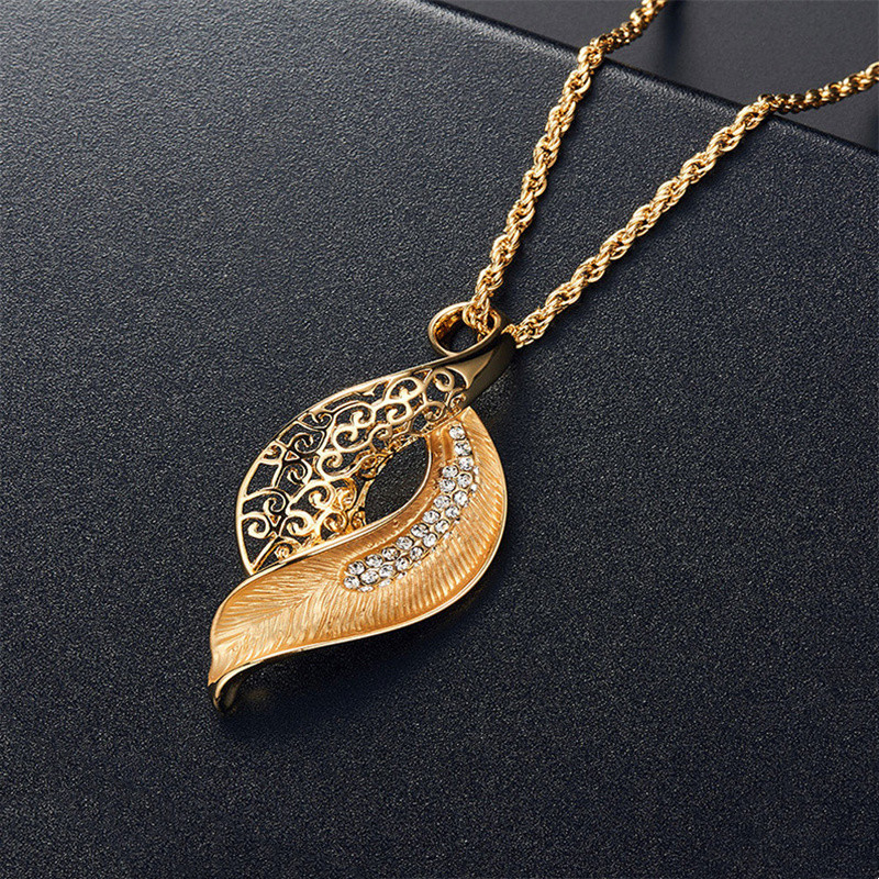 Hollow and Rhinestone Leaf Pendant Necklace