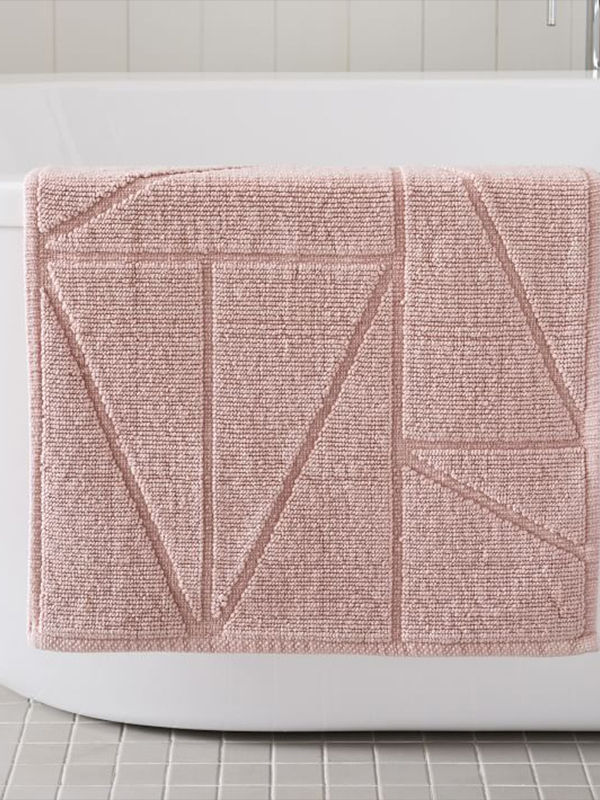 Organic triangle sculpted bath mat