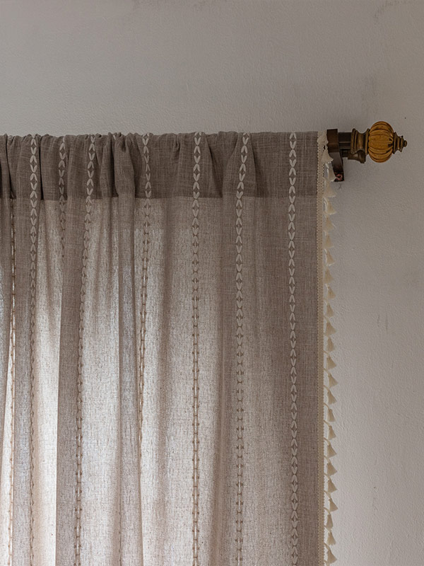 Striped three-dimensional curtain