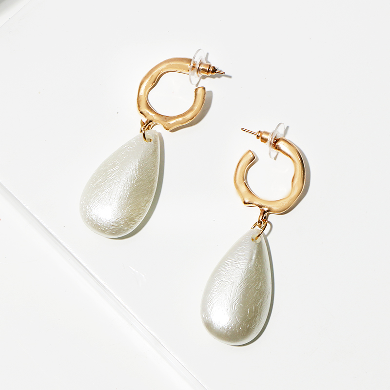pearl earrings 
