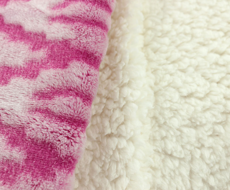 Pink diamond back printed flannel with sherpa blanket 1040719