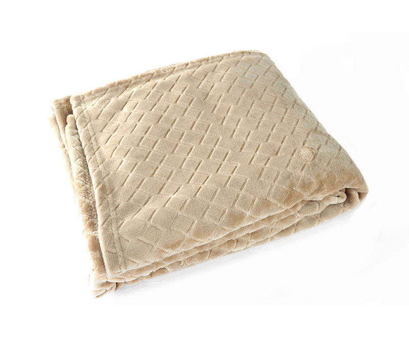 Soft embossed flannel blanket with double sided pattern 1030204