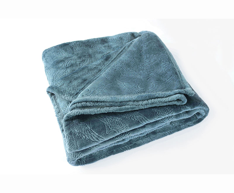 Soft and comfortable embossed flannel blanket 1030215