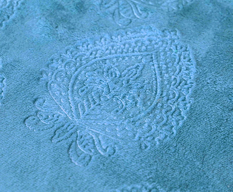 Single layer blue embossed flannel blanket 1030223