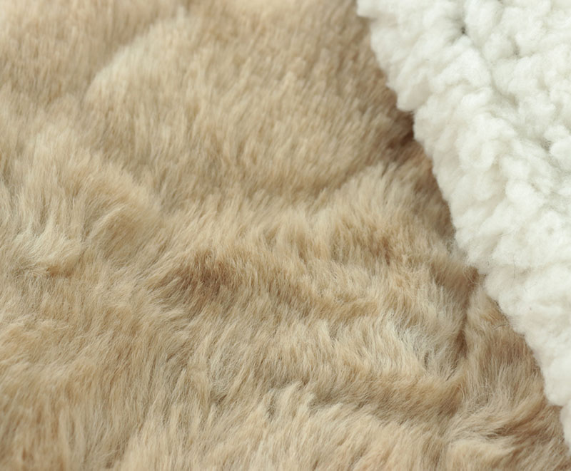 Cutting rabbit fur with sherpa blanket 1020130
