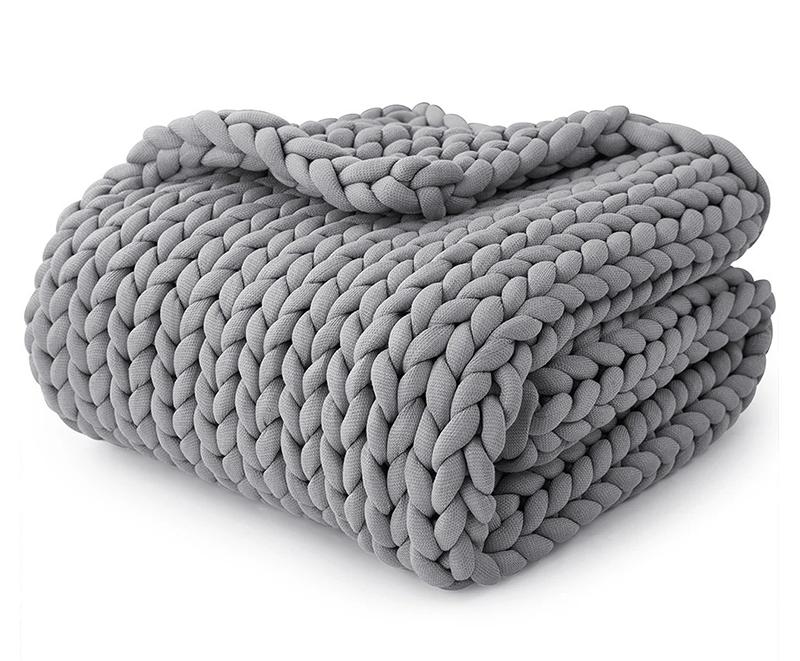 Mid-weight chunky knitted blanket 3