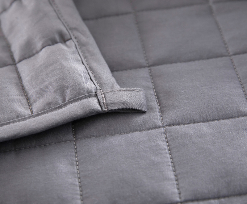 Simple and elegant warm weighted blanket 4