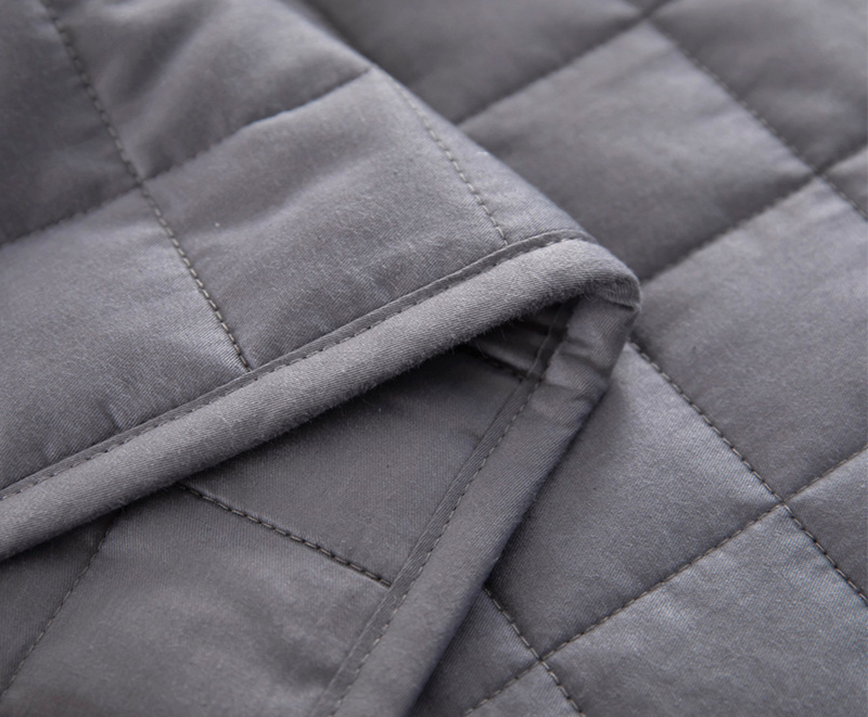 Simple and elegant warm weighted blanket 4
