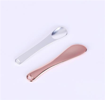 Curved cosmetic spatula